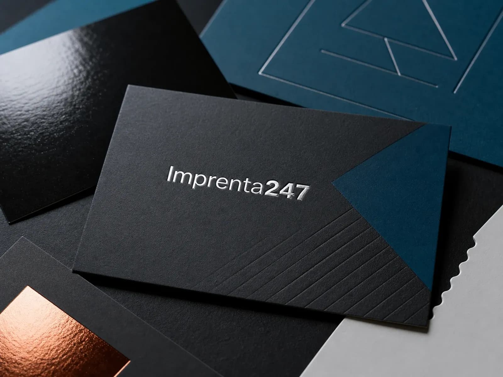 Muestras de laminado, brillo localizado, relieve y stamping con el logotipo Imprenta247