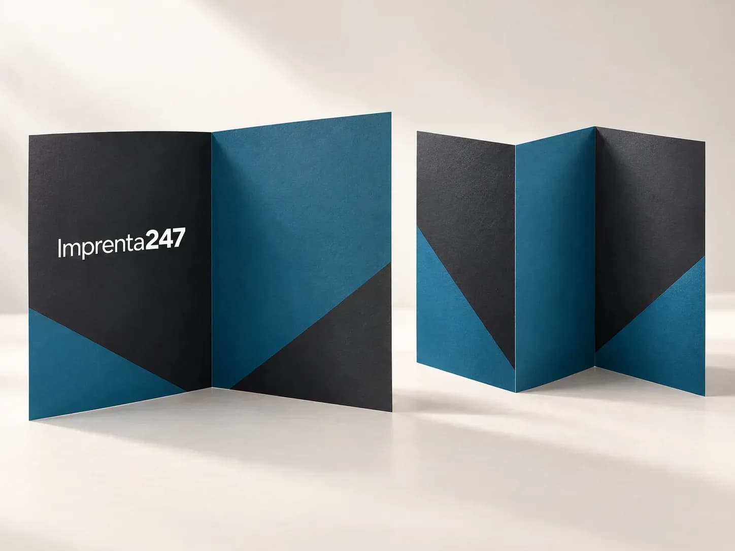 Díptico abierto y tríptico en acordeón con diseño geométrico azul y negro y el logotipo Imprenta247