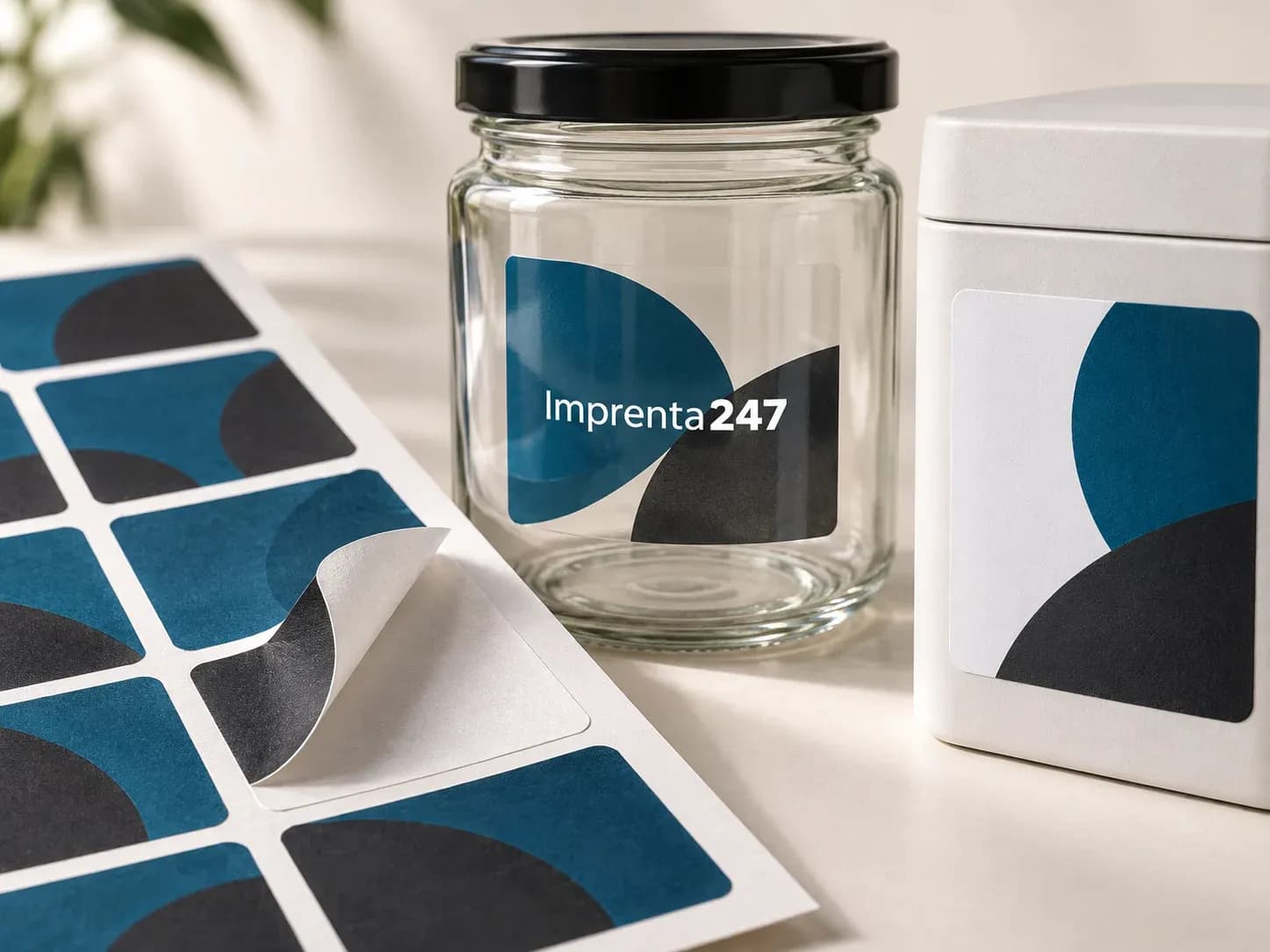 Muestras conceptuales de etiquetas mate y transparentes sobre envases neutros con el logotipo Imprenta247