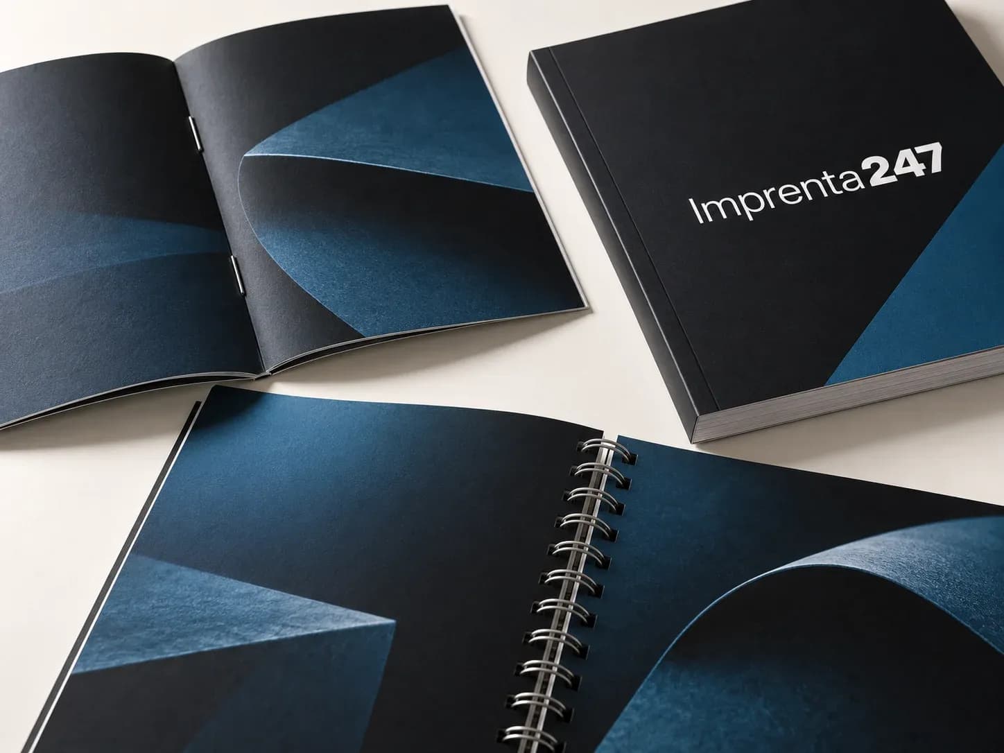Muestras conceptuales de folleto con grapas, catálogo encolado y manual con doble anilla junto al logotipo Imprenta247